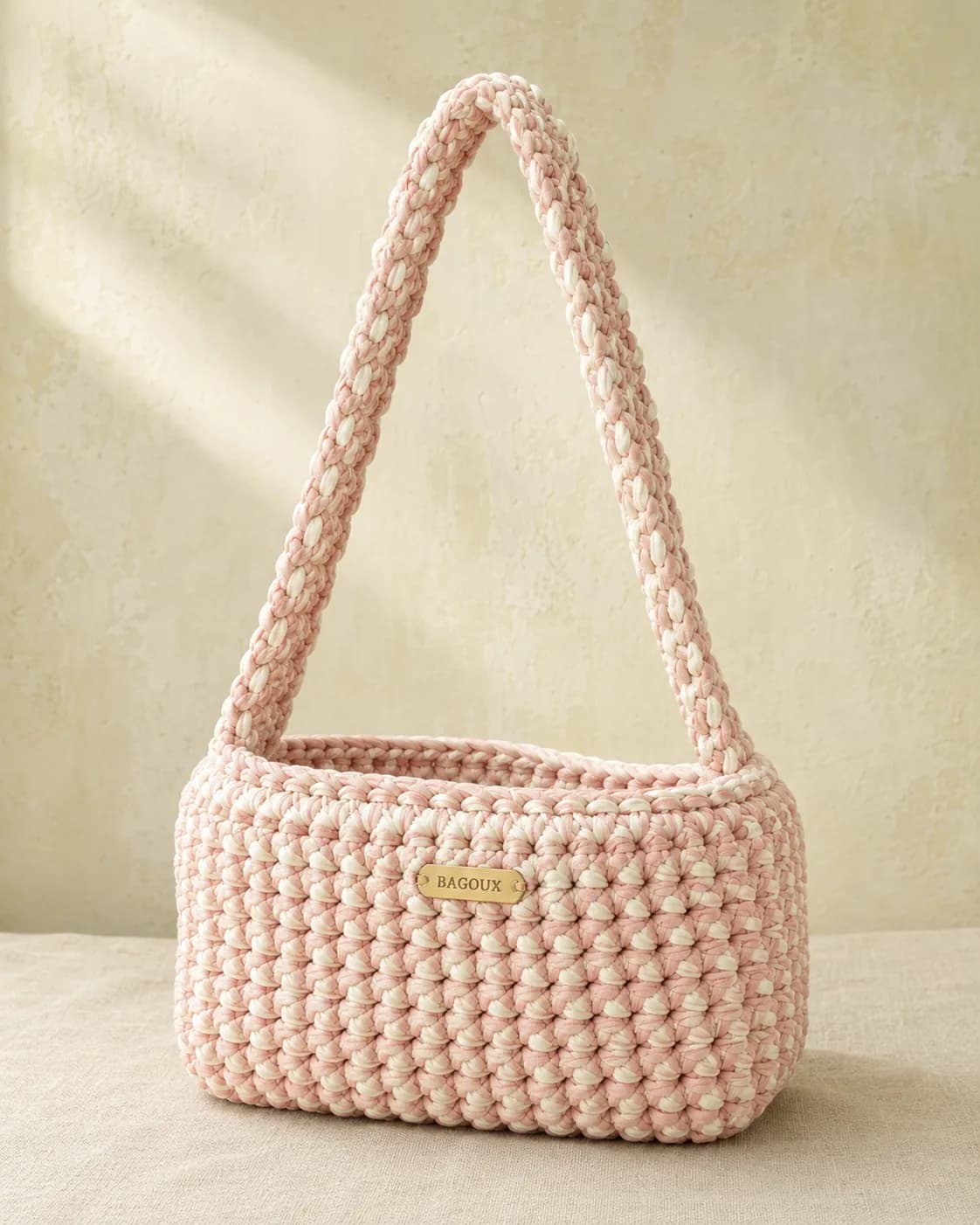 Handgehäkelte BAGOUX Riviera-Tasche aus roséfarbenem und cremefarbenem Textilgarn