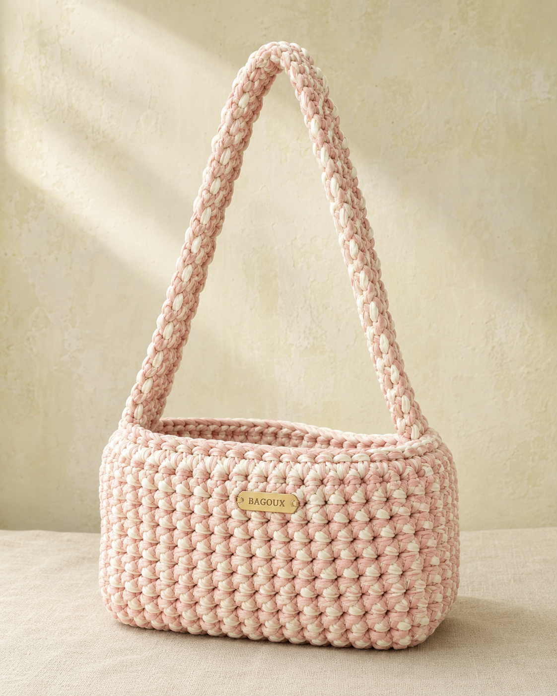 Handgehäkelte BAGOUX Riviera-Tasche aus roséfarbenem und cremefarbenem Textilgarn